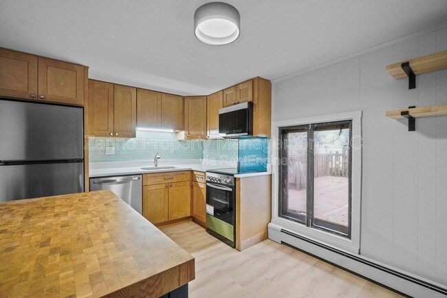 Building Photo - 35 Bowen St