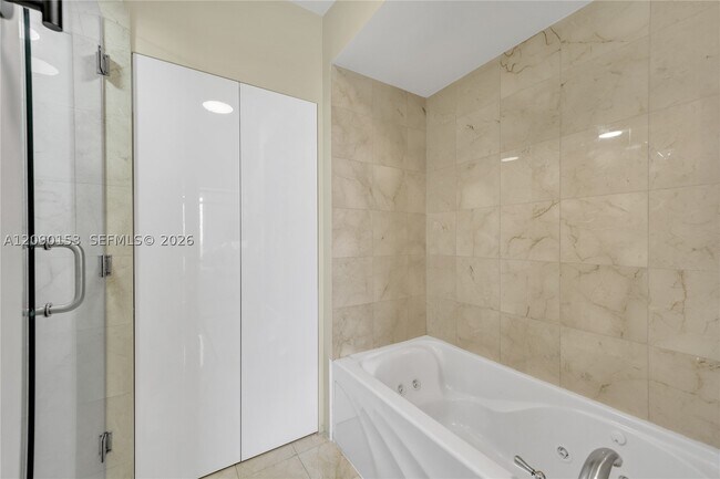 Foto del edificio - 6365 Collins Ave