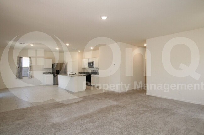 Foto del edificio - 6056 E Helios Dr