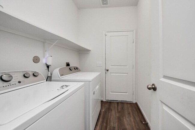 Foto del edificio - 1060 Fraser Fir Ln