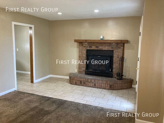 Building Photo - 3 Bedroom, 1 Bath Ranch Style home for ren...