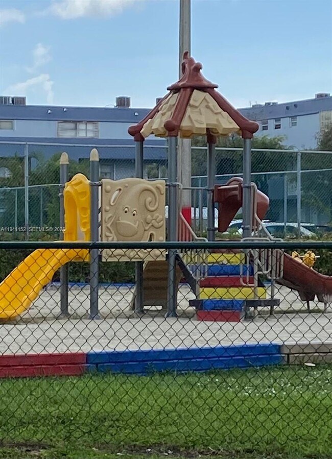 Building Photo - 9373 Fontainebleau Blvd