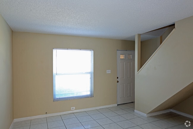 Sala de estar que apunta hacia la puerta frontal - Temple Crest Townhomes