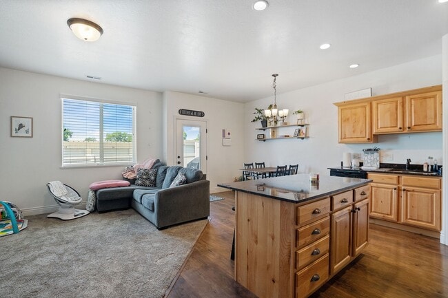 Building Photo - 731 S 70 E
