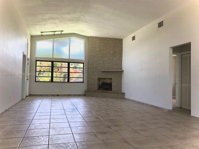 Foto del edificio - 2560 NE 200th St