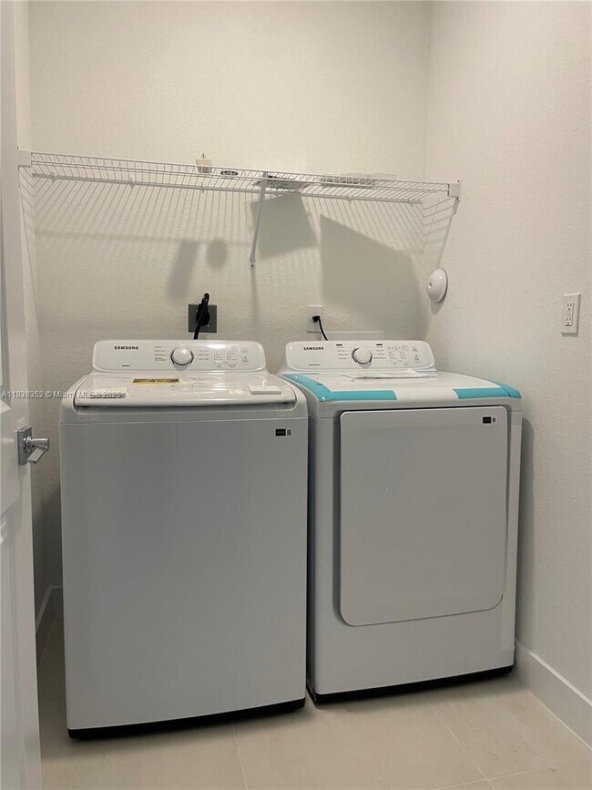 Foto del edificio - 17017 SW 1st St