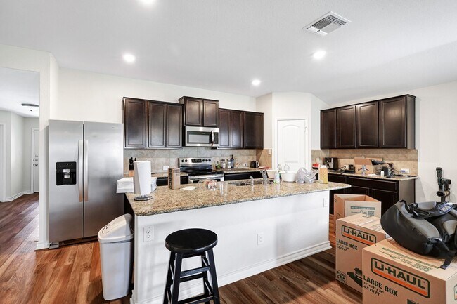 Foto del edificio - Stunning Corner Lot Home with Easy Access ...