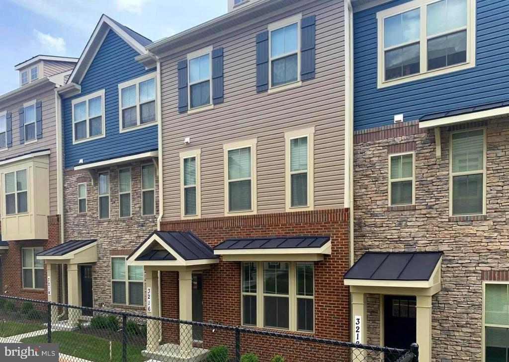 Foto principal - 3216 Laurel Hl Rd