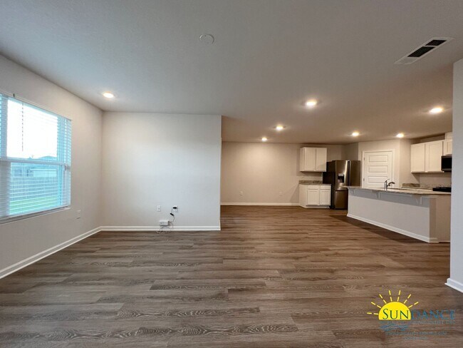 Building Photo - Stunning 4 Bedroom Home in Crestview with ...