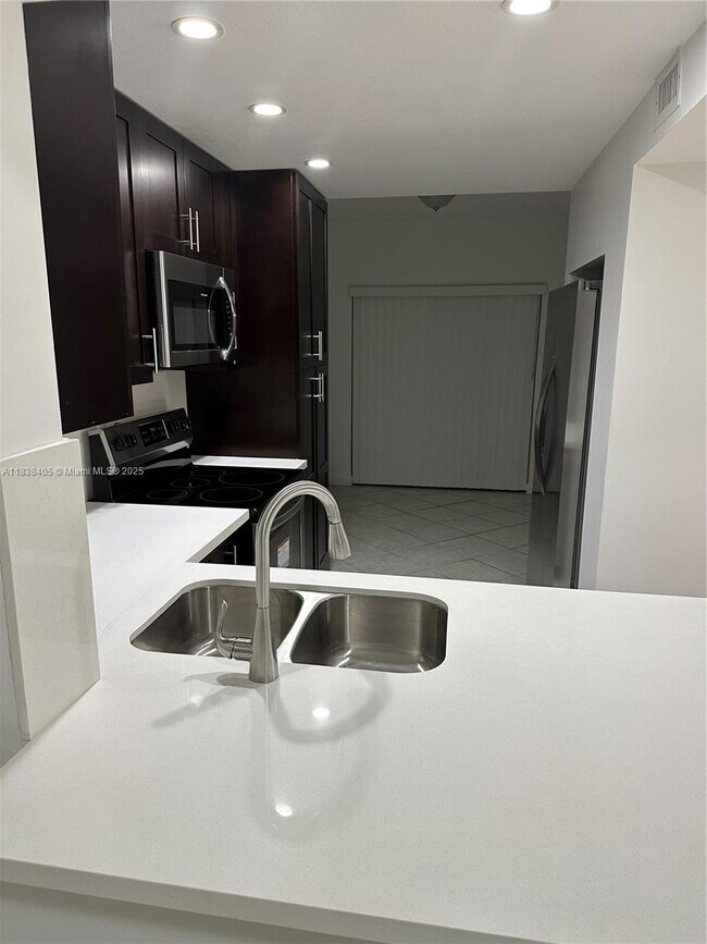 Foto del edificio - 658 NE 195th St
