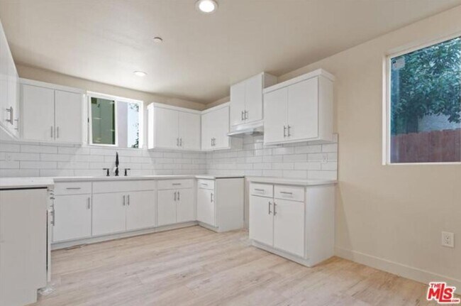 Foto del edificio - 831 E 83rd St