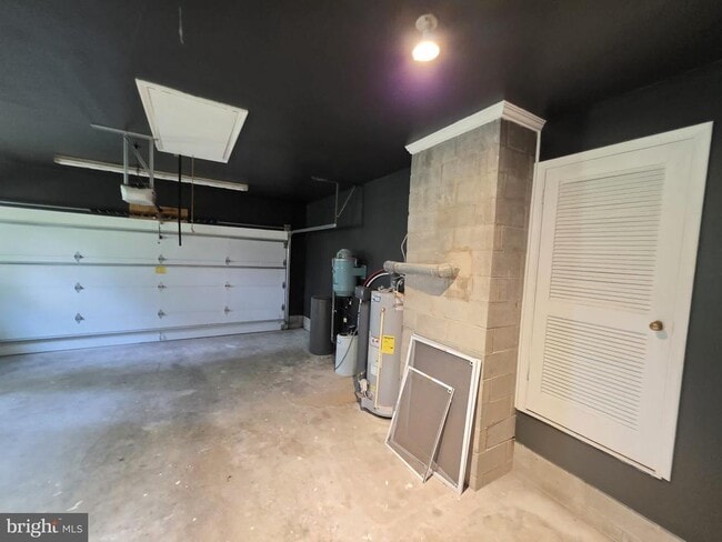 Building Photo - 8241 Robin Hood Dr