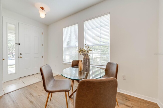 Building Photo - Beautiful 3 bedroom, 2.5 bathroom condo wi...