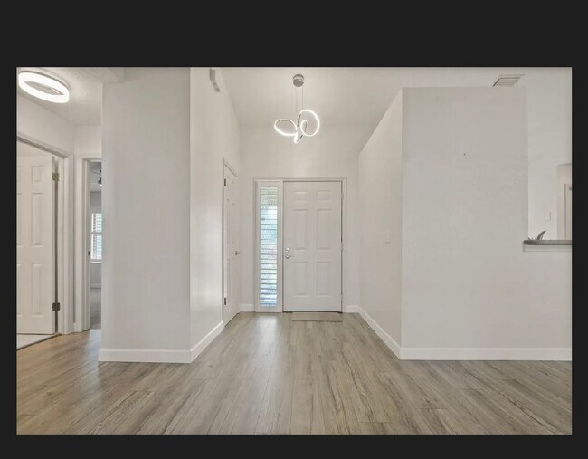 Building Photo - LOCATION LOCATION LOCATION!!!! Gorgeous Up...