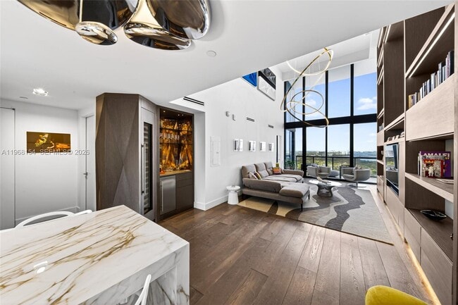 Foto del edificio - 601 NE 36th St