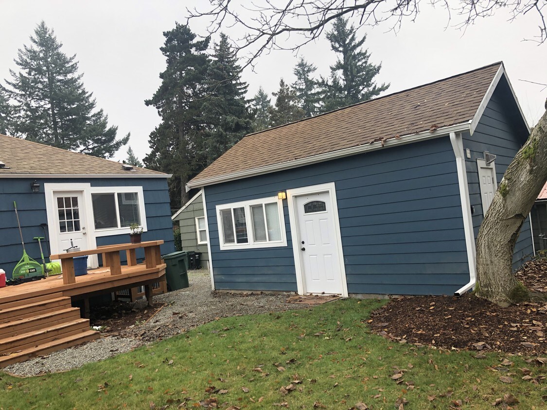 Front - 11311 15th Ave NE