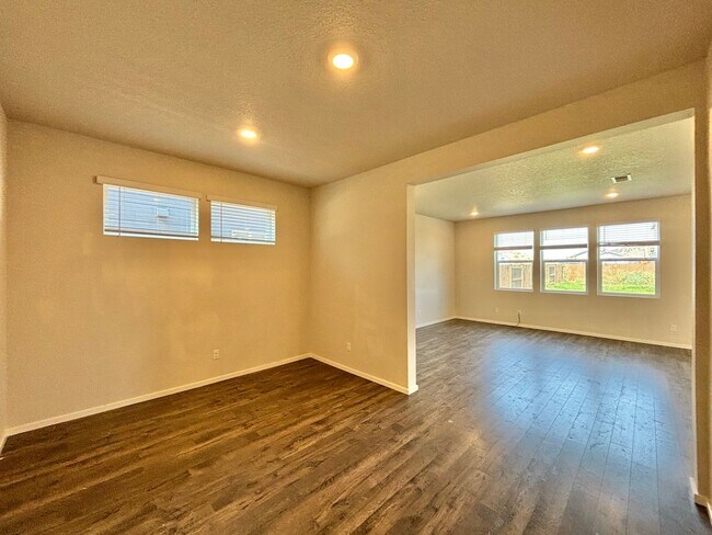 Building Photo - Stunning home located in Canyon Ridge! 4/2...