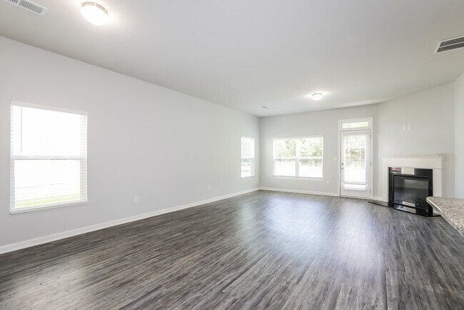 Building Photo - Luxurious 5 Bedroom in Grovetown