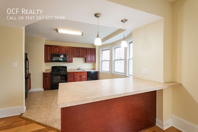 Building Photo - 2252 Bryn Mawr Ave