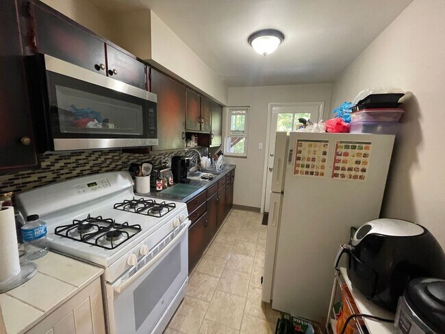 Foto del edificio - Spacious 1 Bedroom Apartment with Garage S...