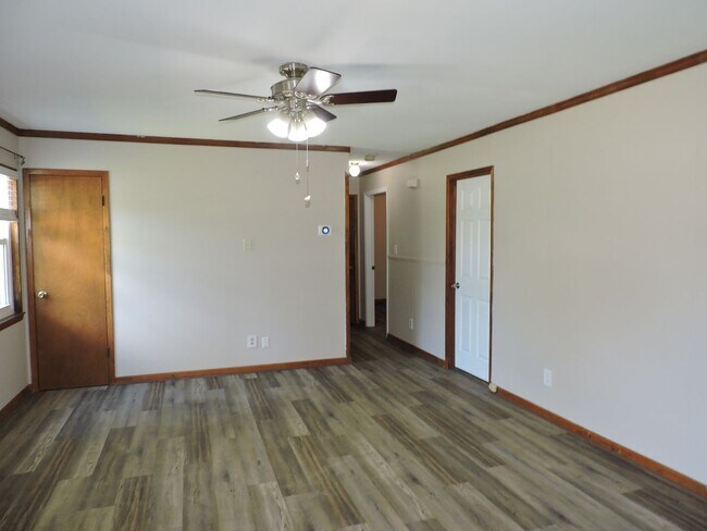 Building Photo - Convenient to schools, shopping & interstate.