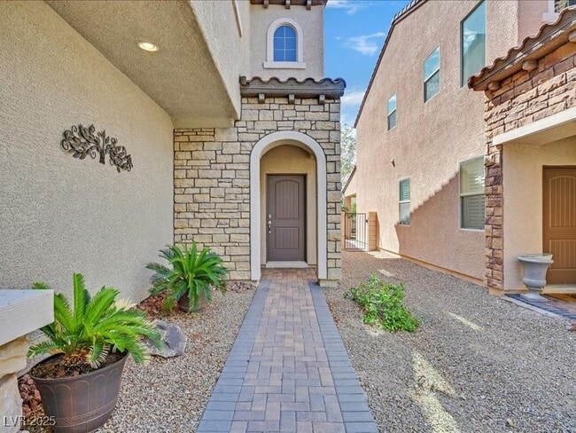 Building Photo - 719 Orchard Course Dr