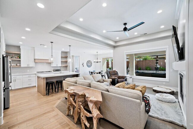 Building Photo - 4 bed | 2 bath | 3 car garage single story...