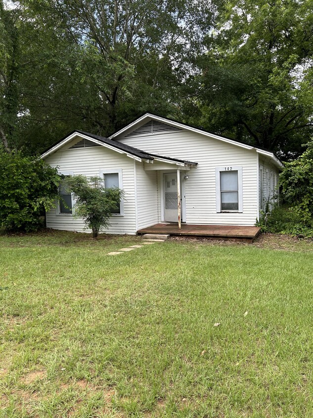 Primary Photo - 142 Railroad Ave