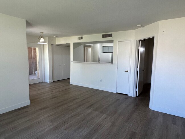 Foto del edificio - Beautifully Upgraded 2 Br 2 Ba Condo MOVE ...