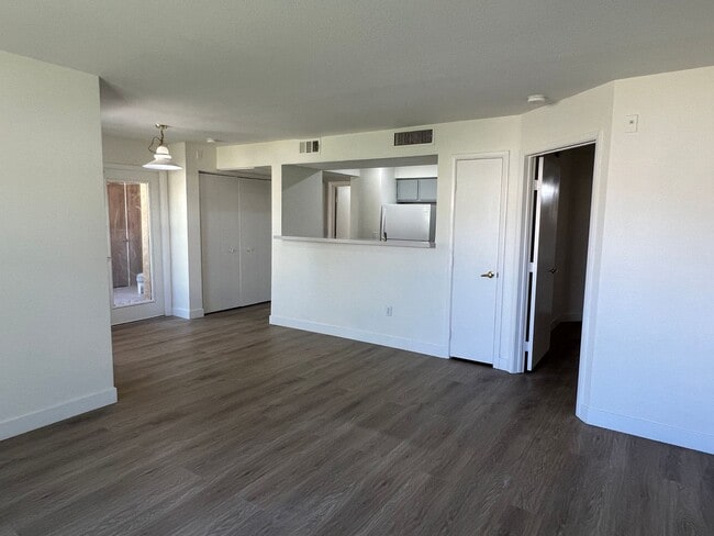 Building Photo - Beautifully Upgraded 2 Br 2 Ba Condo MOVE ...
