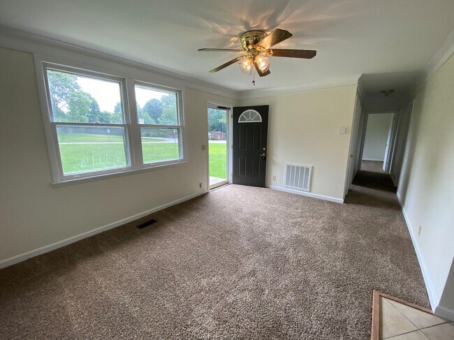 Building Photo - 3 Bedroom Pet Friendly Home For Rent!