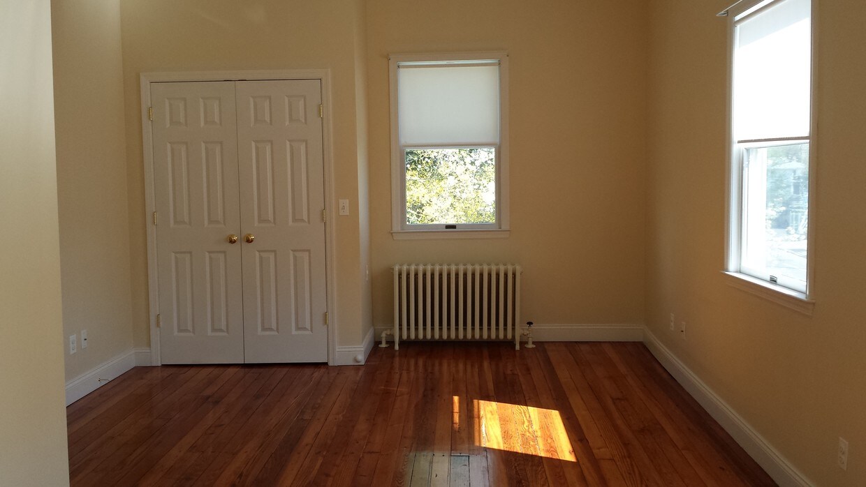 Primary Photo - 195 Glen Cove Ave