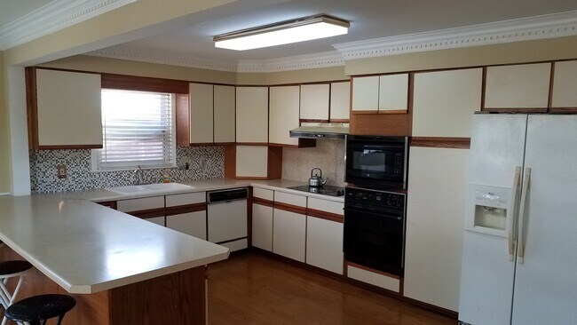 Foto del edificio - 2512 Burgundy Dr