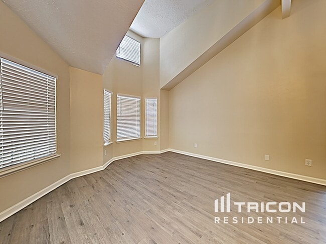 Building Photo - 2010 Woodland Hills Dr