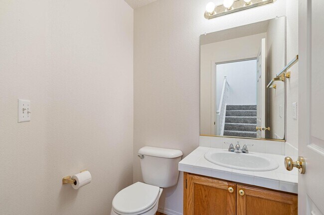 Building Photo - Spacious 3-bdrm/2.5-bath Bethany home w/ a...