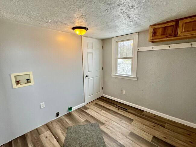 Building Photo - 2 bedroom in a country setting
