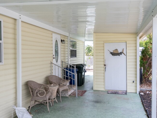 Building Photo - "Charming 2-Bed Furnished Annual Retreat in Venice, FL – Your Cozy Home Awaits!"