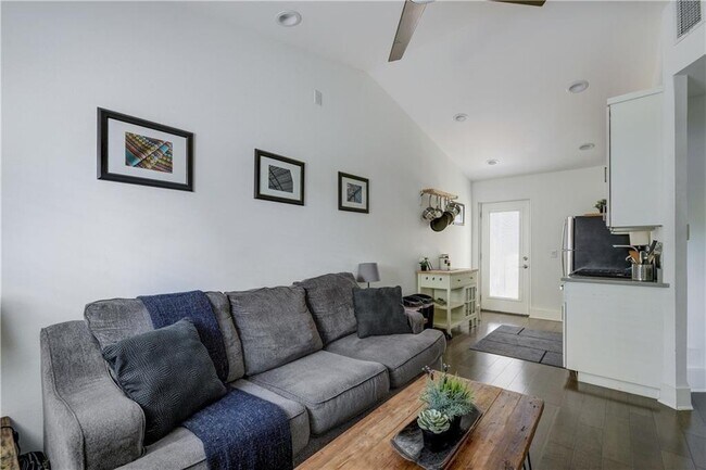 Foto del edificio - 1126 1/2 Chicon St