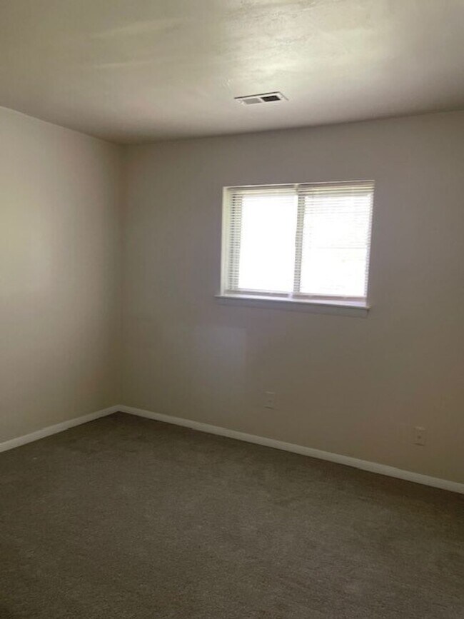 Building Photo - Newly Renovated 4 bedroom 2 bath Ranch Home