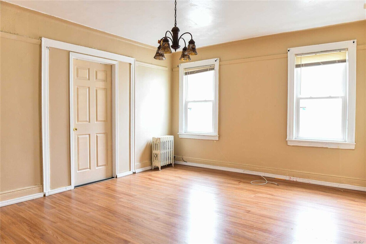 Primary Photo - 134-21 Hawtree St