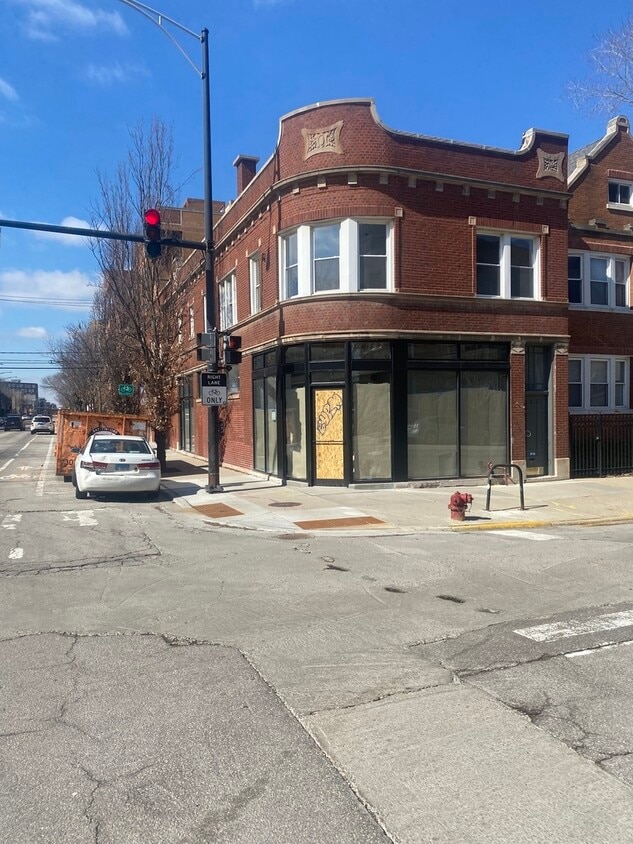 Primary Photo - 2000 N Leavitt St