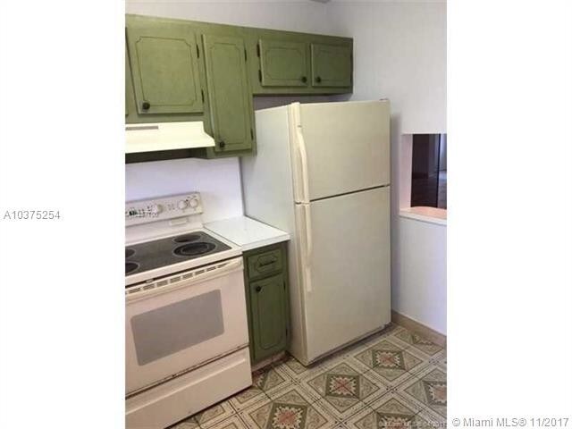 Foto del edificio - 8220 Sunrise Lakes Blvd