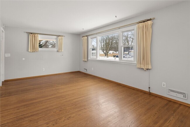 Foto del edificio - 14 Kingswood Dr