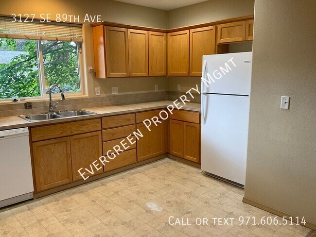 Building Photo - Tri-Level 3BD/2.5BA Townhome!
