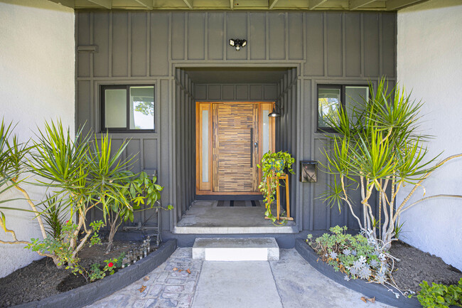 Building Photo - 10559 Woodley Ave