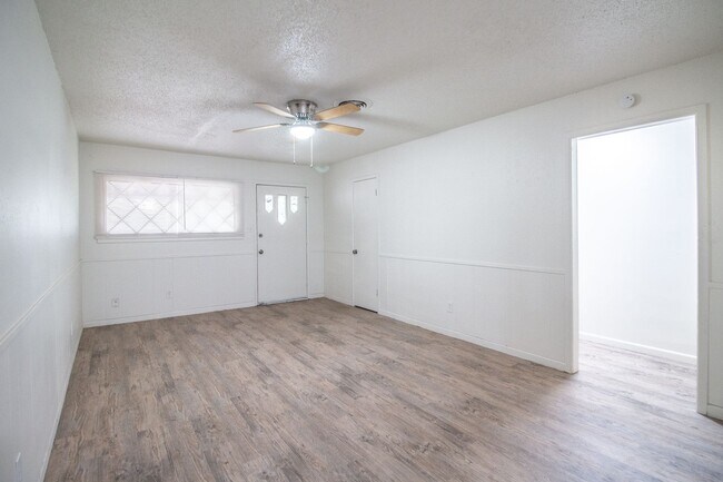 Foto del edificio - Remodeled 3 bedroom 2 bathroom house centr...