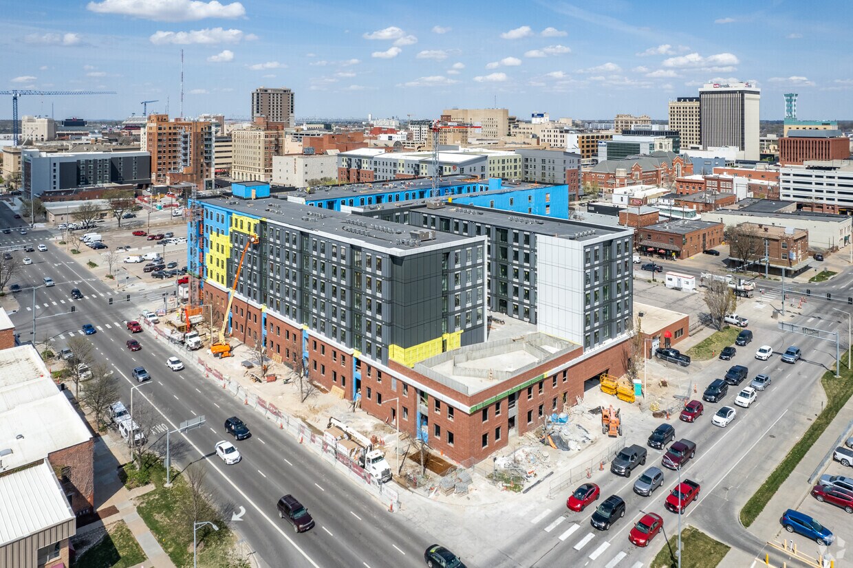 Primary Photo - LivRed Lincoln - Student Living