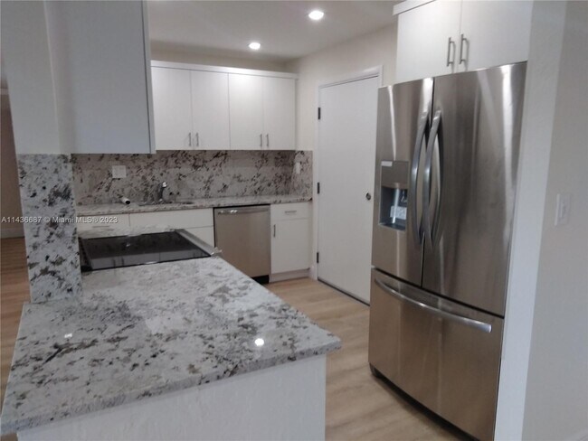 Foto del edificio - 8325 SW 72nd Ave