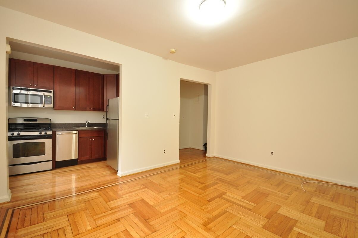 Primary Photo - 9 E 208th St