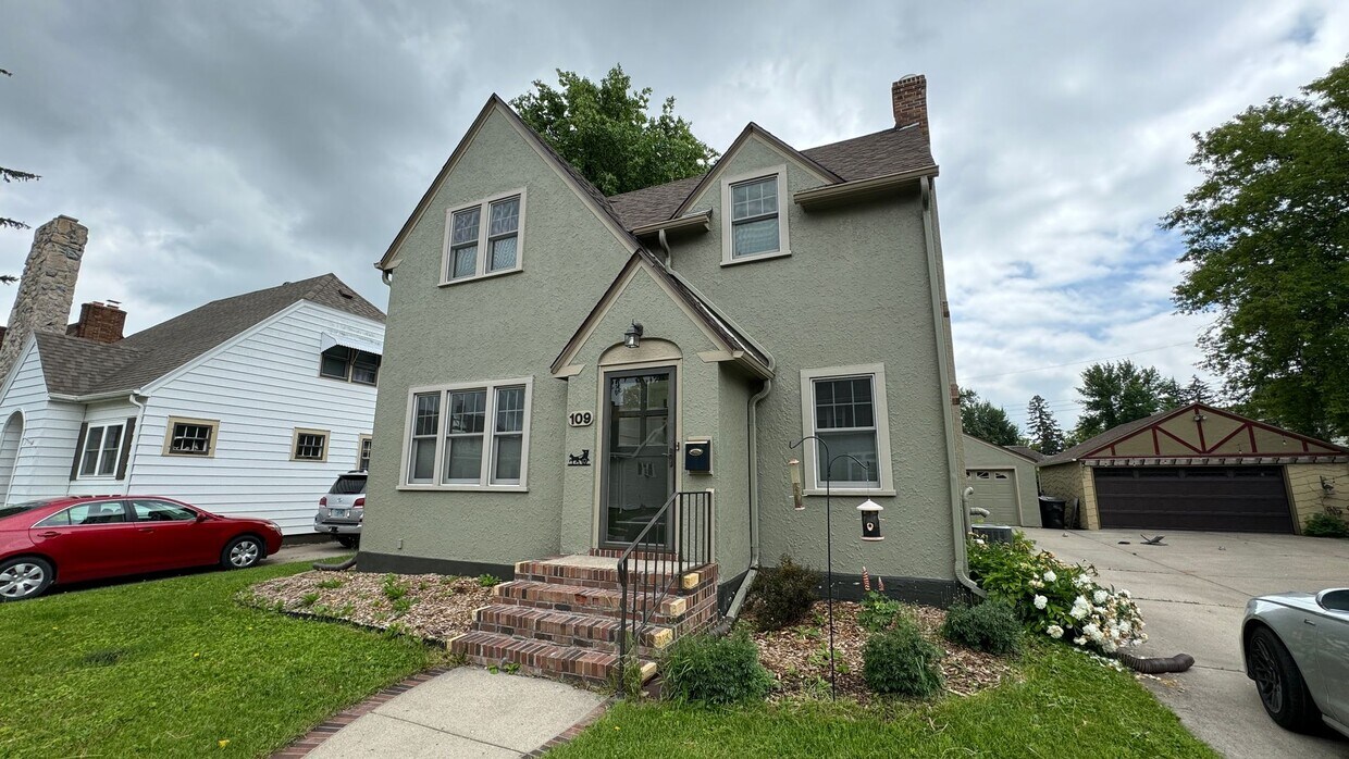 Primary Photo - Gorgeous 3 Bed 3.5 Bath Home For Rent! Sho...